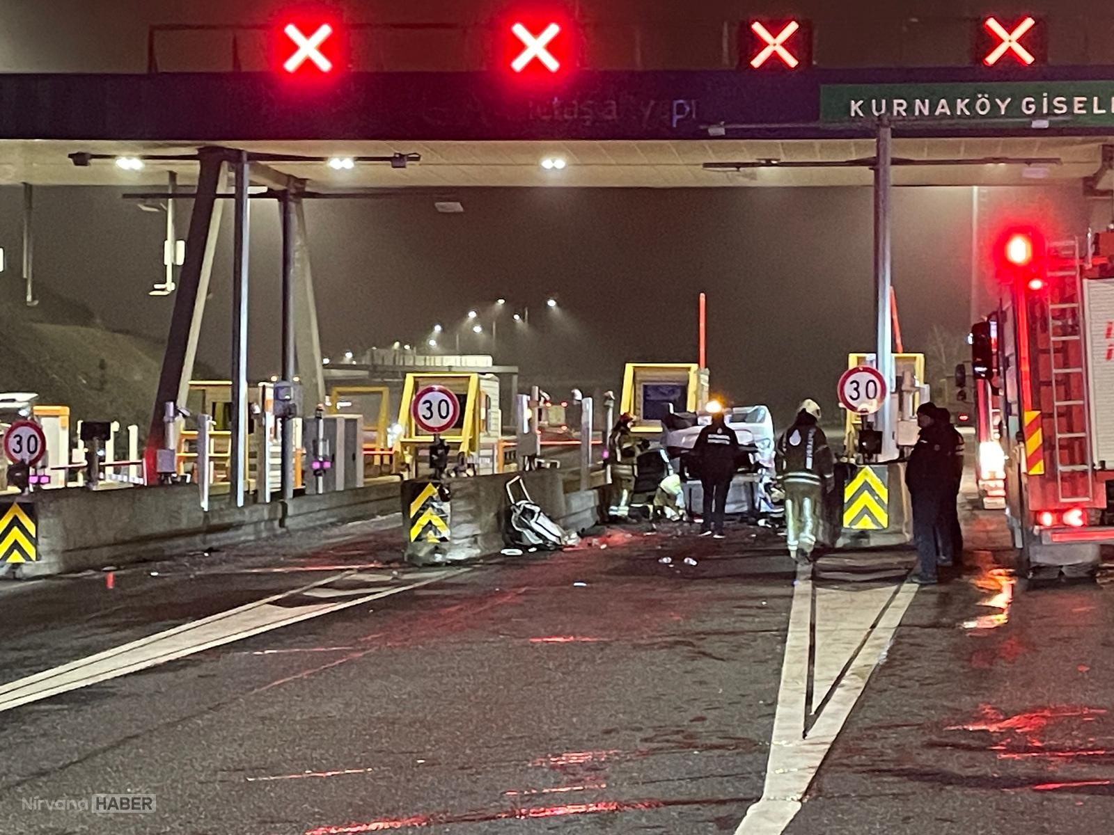 Pendik'te korkunç kaza: Gişelere çarpan araç takla attı