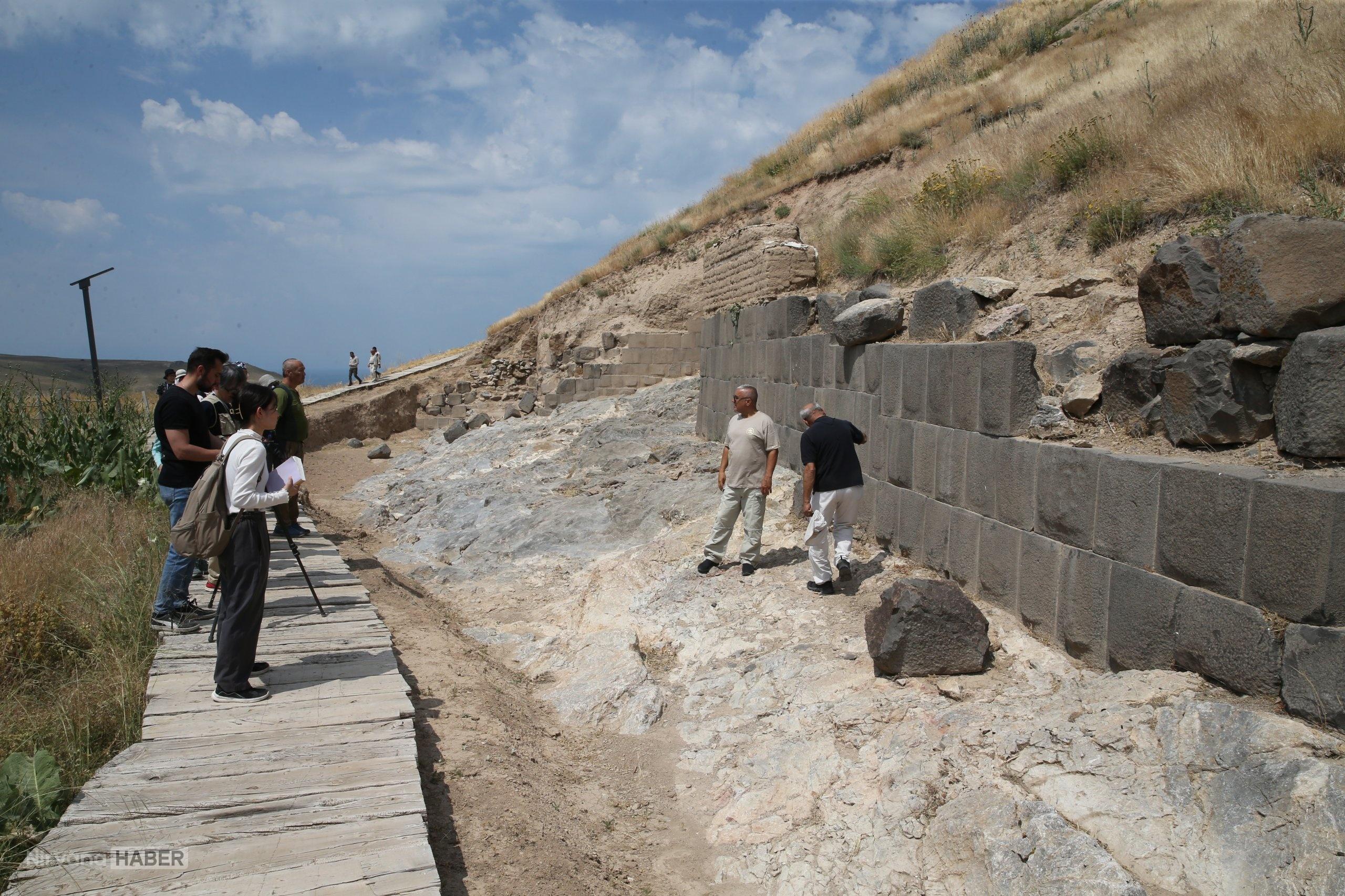 AA-20260720-42020139-42020132-URARTULARIN_GORKEMLI_YAPILARINDAN_AYANIS_KALESI_TURISTLERIN_ROTASINDA-cropped.jpg