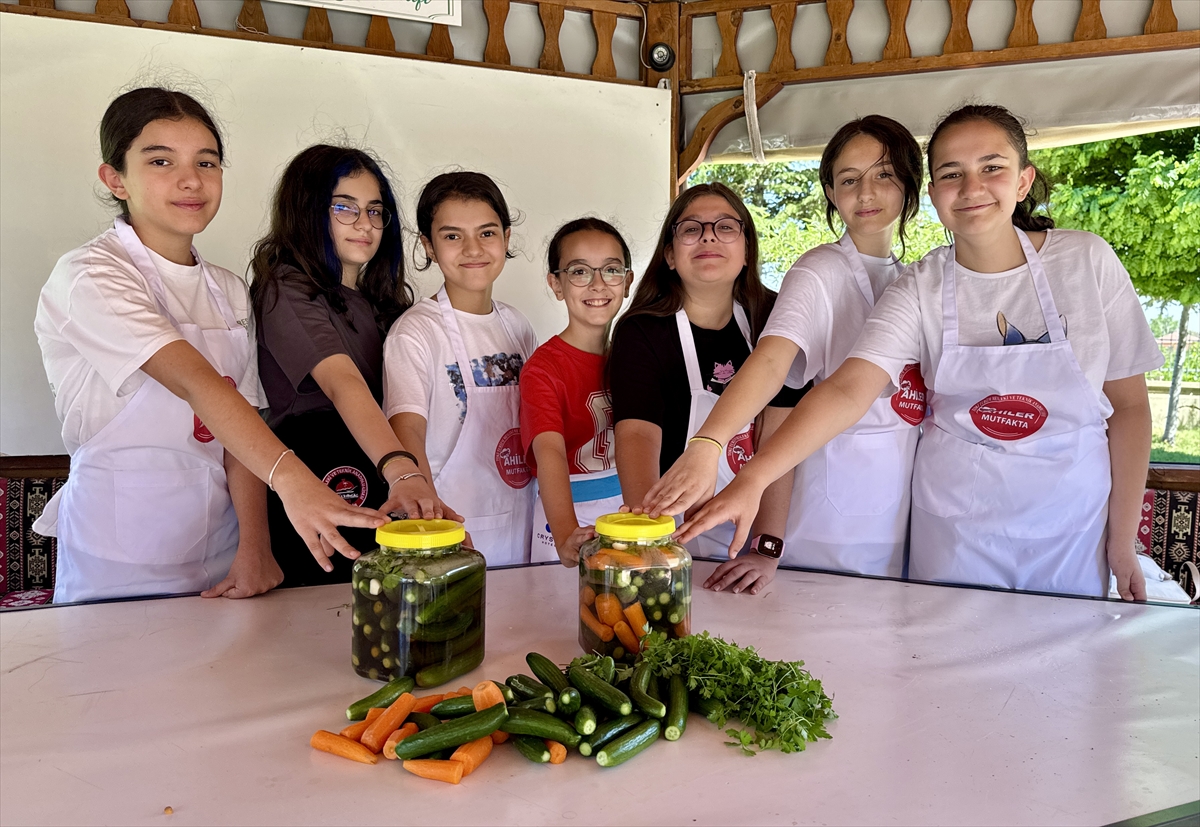 Kırşehirli Öğrenciler Gastronomi Serasında Turşu Yapmayı Deniyor