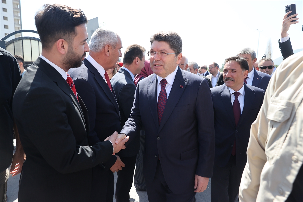 Kayseri'de Karne Günü Coşkusu: Adalet Bakanı Tunç Öğrencilerle Buluştu