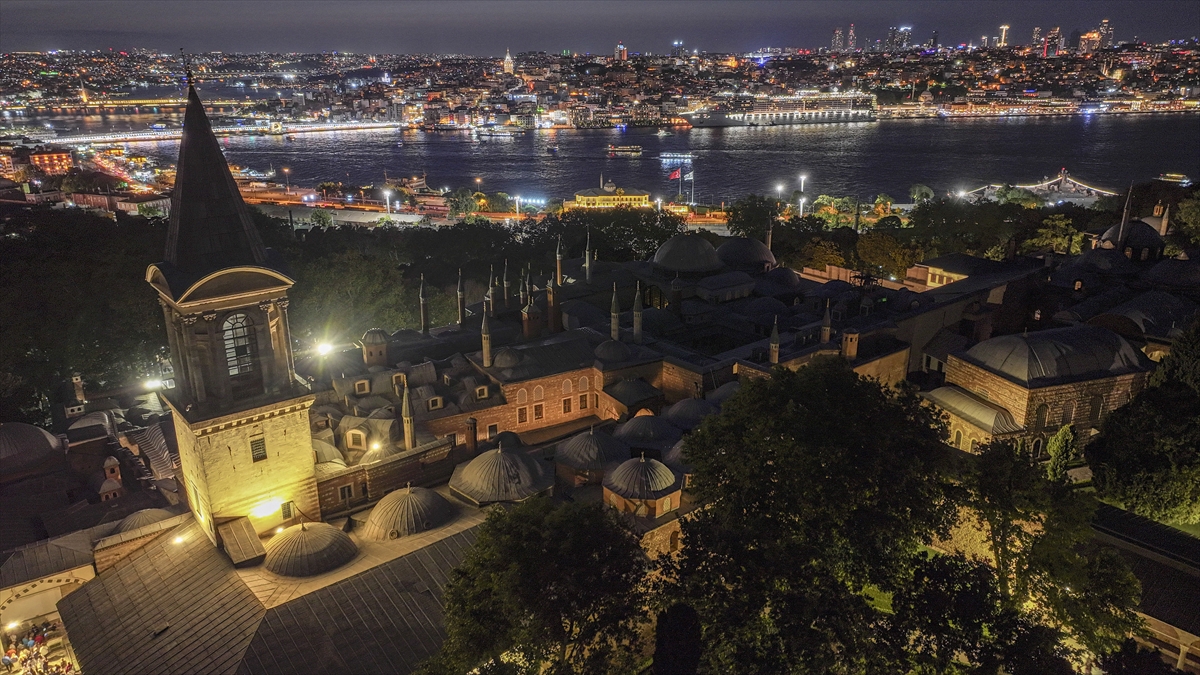 Topkapı Sarayı Gece Turlarıyla Tarihin Işıltısını Yaşatıyor