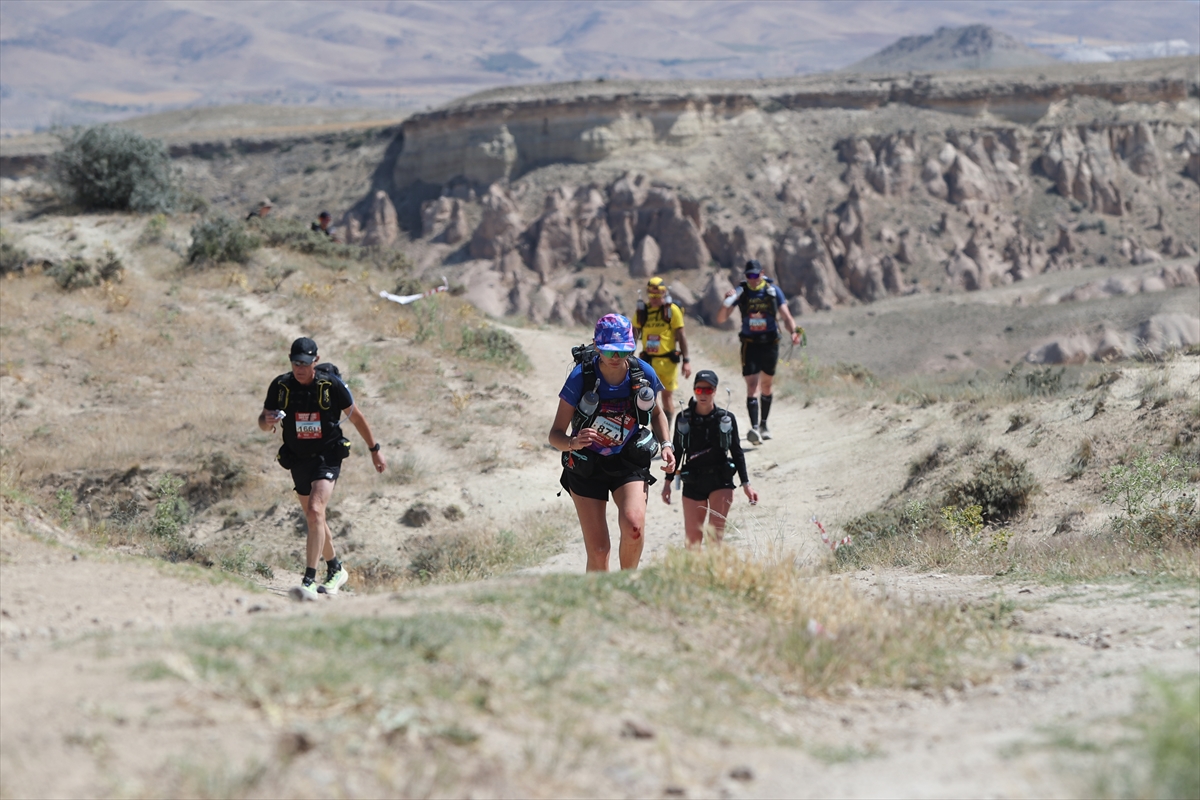 Kapadokya'nın Eşsiz Coğrafyasında Çöl Maratonu Heyecanı Sürüyor