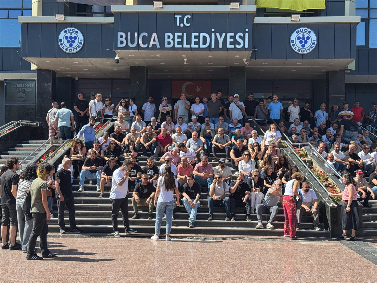 İzmir Buca'da Çöp Krizi Büyüyor İşçilerin Grevi Şehri Felç Etti