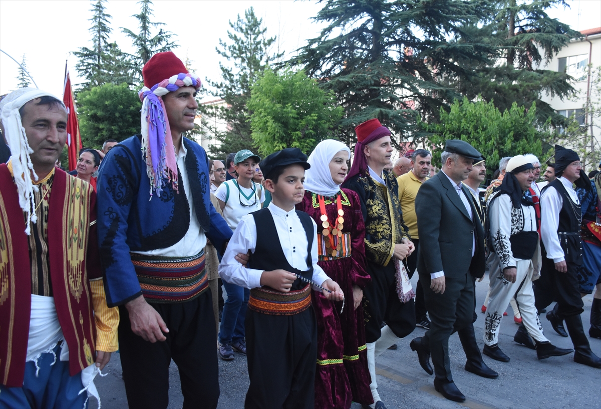 Karaman'da Renkli Kortej Yürüyüşüyle Başlayan Halk Oyunları Şöleni