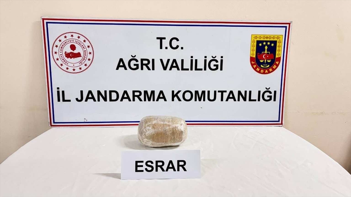 Ağrı'da Yol Kontrolünde Uyuşturucu Operasyonu: 1 Kilo 74 Gram Esrar Ele Geçirildi