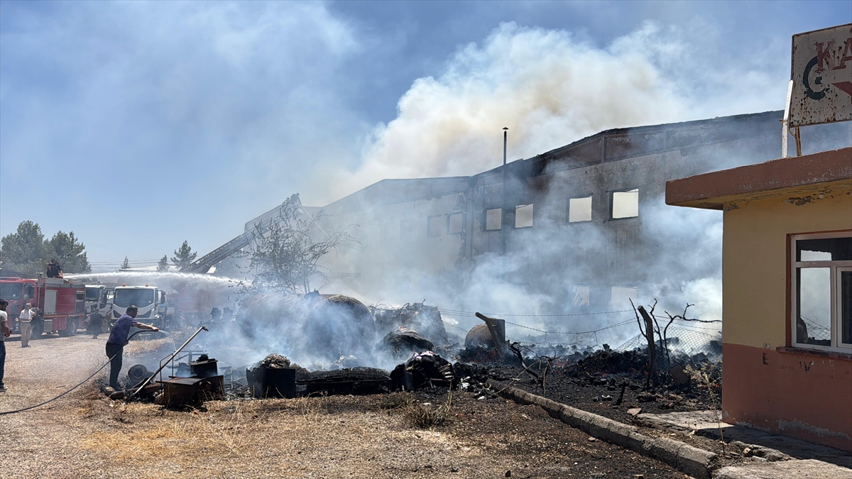 Adıyaman'da Fabrikadaki Büyük Yangın Kontrol Altına Alınmaya Çalışılıyor