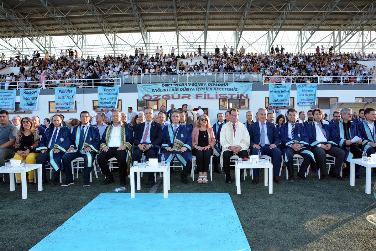 Dicle Üniversitesi Tıp Fakültesi Mezuniyetinde Filistin'e Destek Mesajları