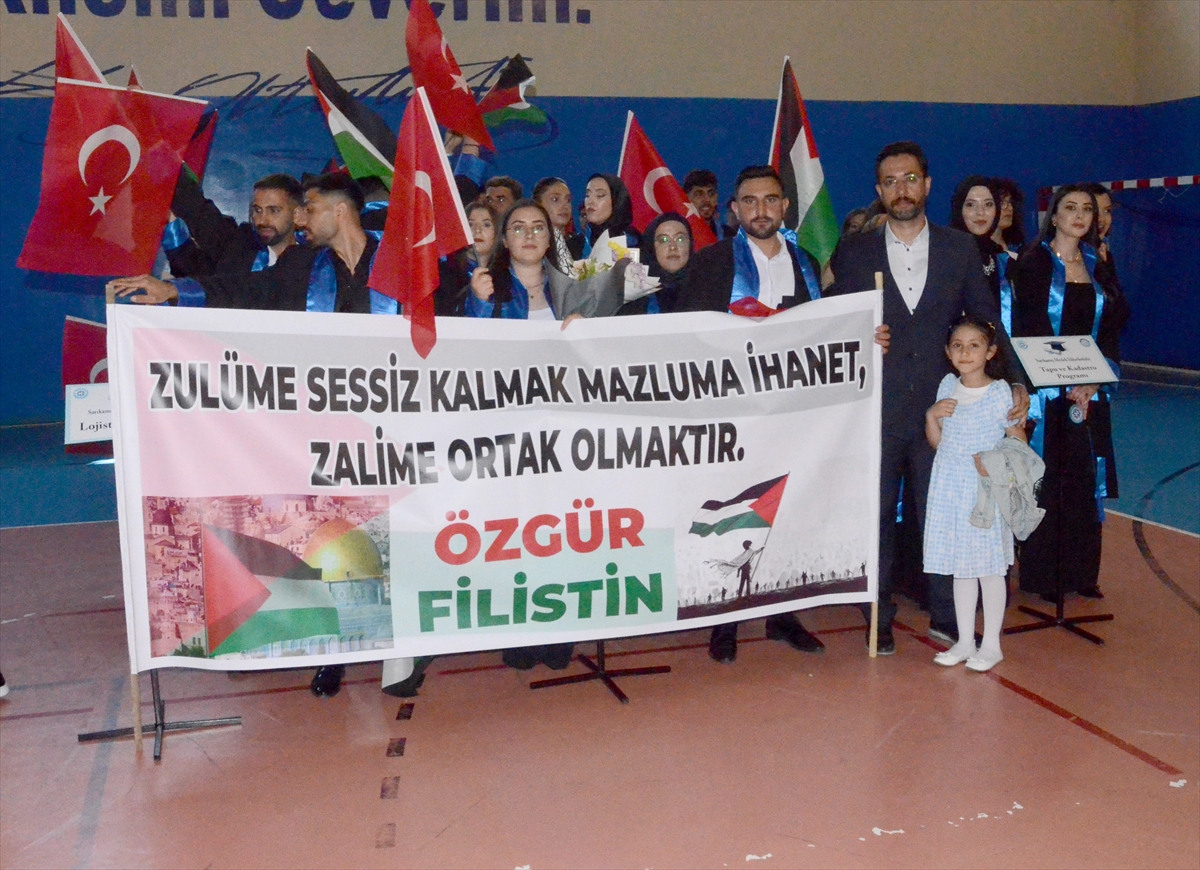 Kafkas Üniversitesinde Mezuniyet Coşkusuna Filistin'e Destek Damga Vurdu