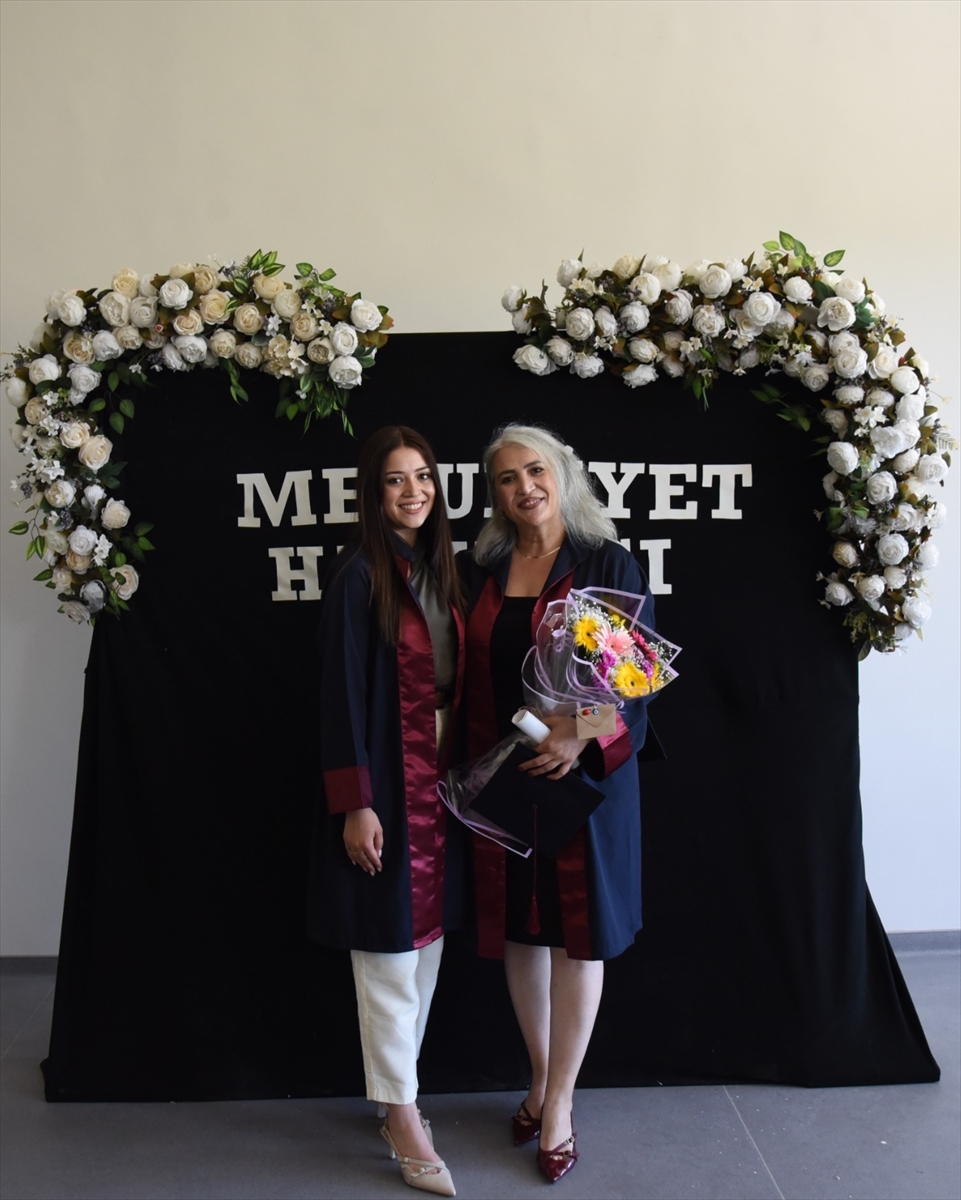 Anne-Kız Aynı Üniversitede Eğitim Alıp Mezuniyet Sevinci Yaşadı