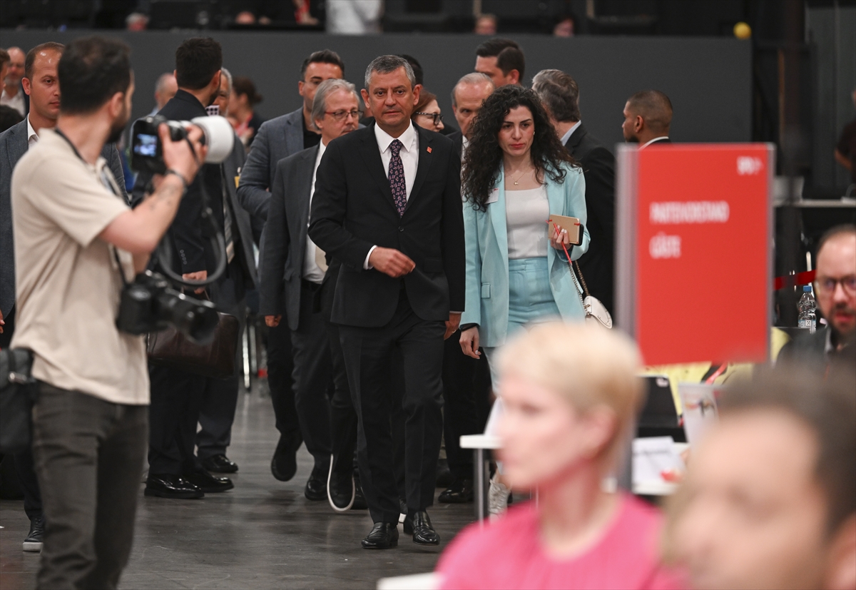 Özgür Özel Almanya'da SPD Kongresi'nde Dikkat Çekti