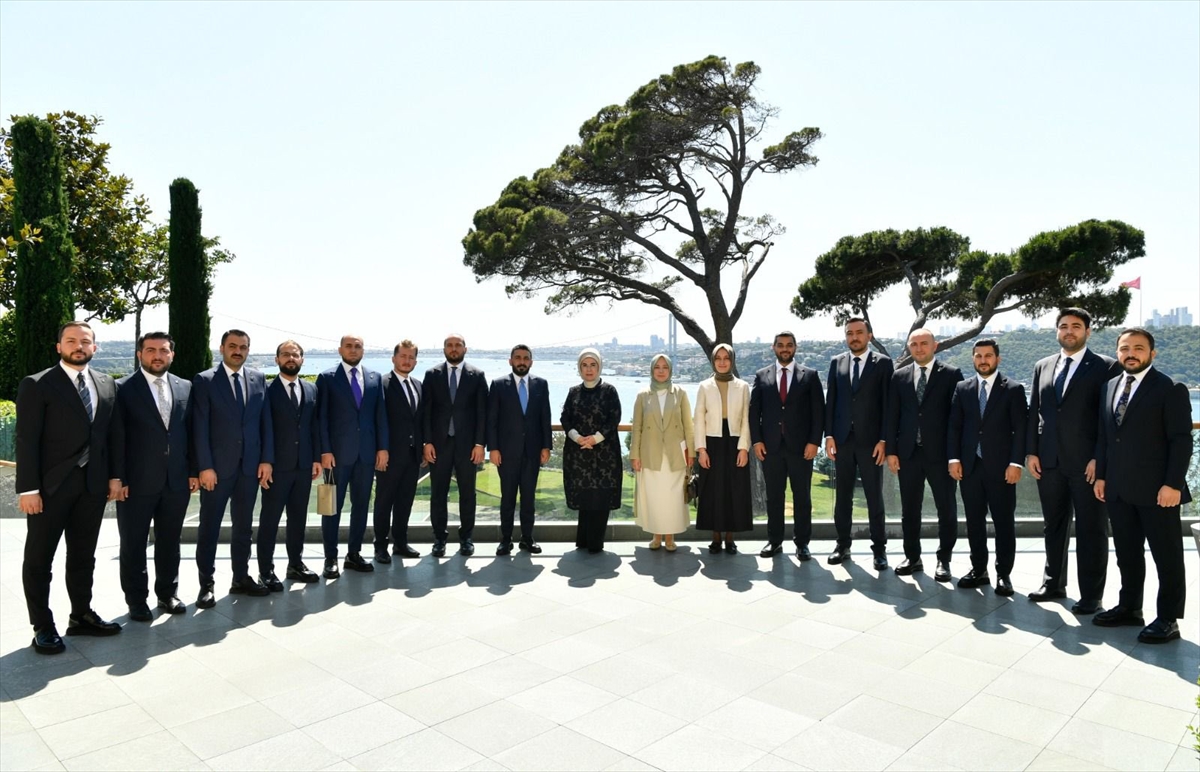 Emine Erdoğan ve TÜGVA Buluşmasında Gençlik Projeleri Anlatıldı
