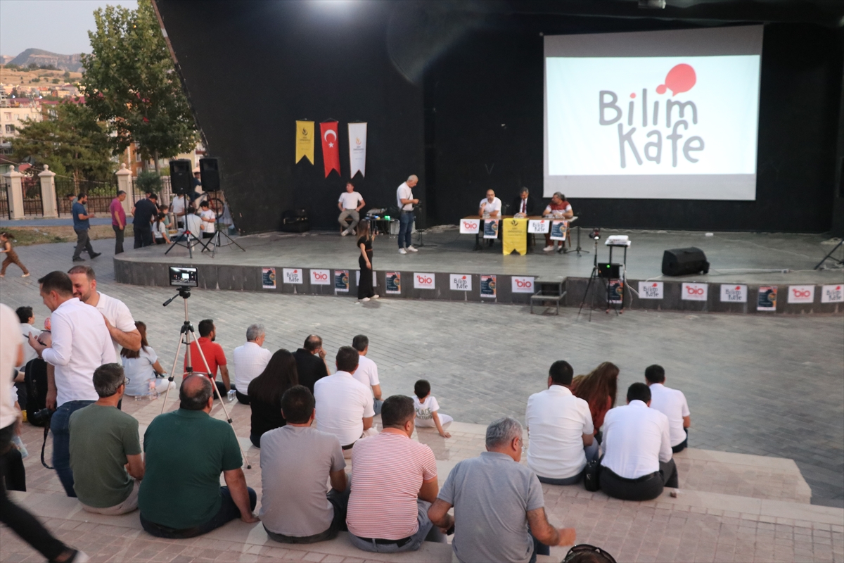 Siirt'te Bilim Kafede Enerjiyi Korumak ve Geleceği Kurtarmak Tartışıldı