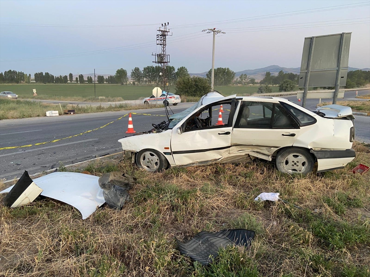 Afyonkarahisar'da Korkutan Kaza: Otomobil Traktörle Çarpıştı