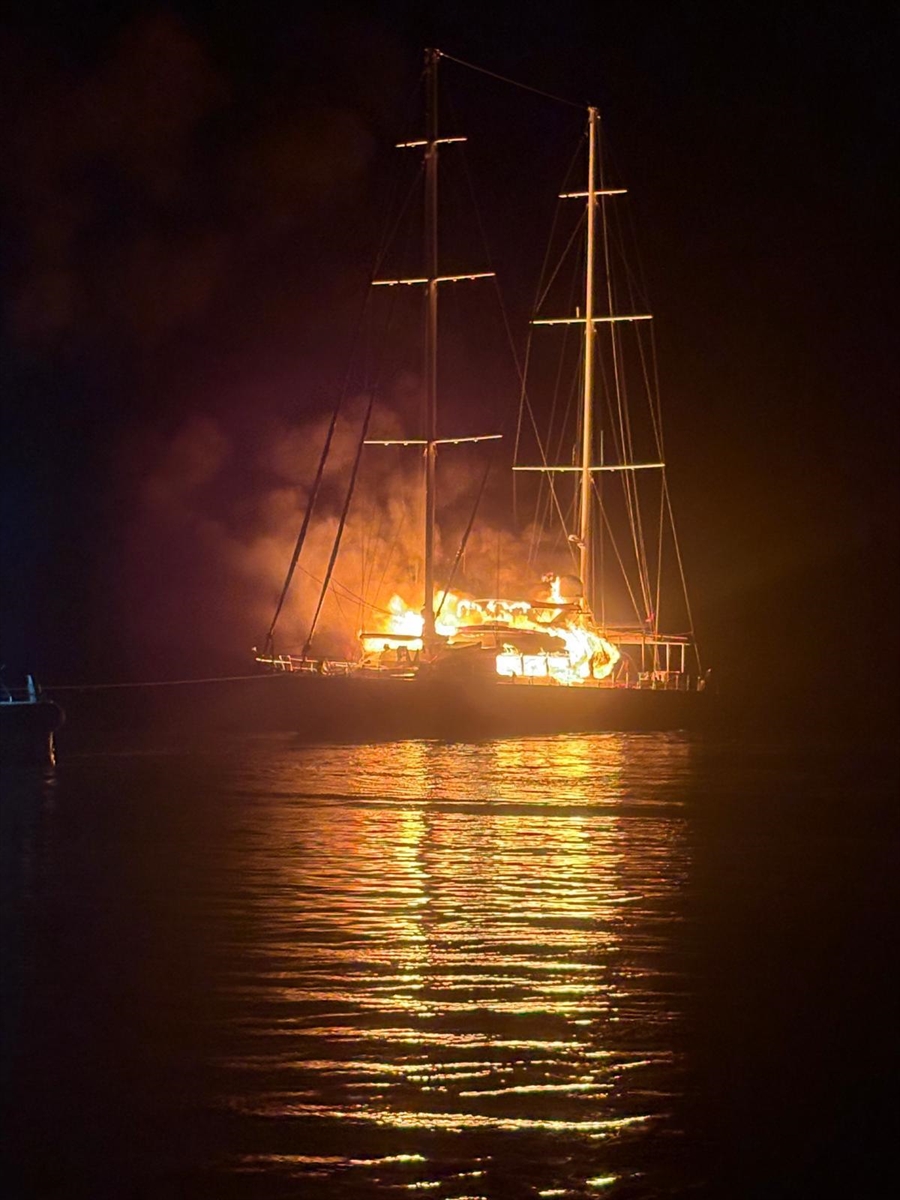 Fethiye'de Yangın Çıkan Tekne Sulara Gömüldü