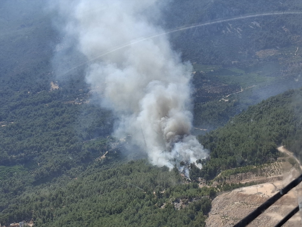 Antalya'nın Finike İlçesinde Orman Yangınına Hızla Müdahale Ediliyor