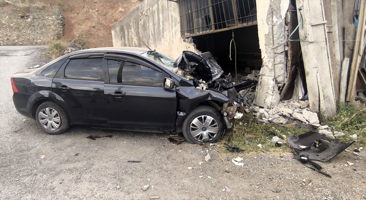 Bitlis'te Kontrolden Çıkan Araç Kazaya Sebep Oldu