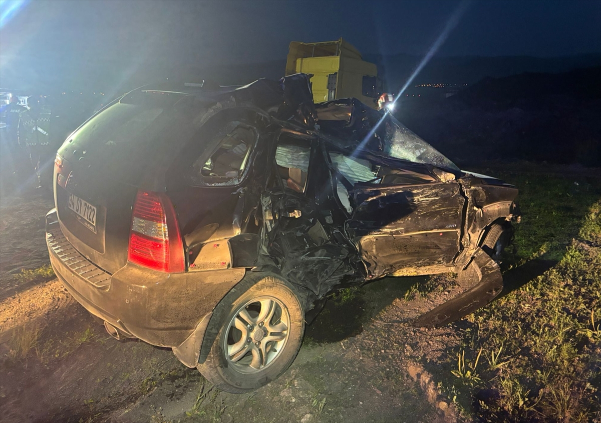 Ardahan'da Trafik Kazası: Tır ve Araç Çarpıştı, 2 Kişi Hayatını Kaybetti