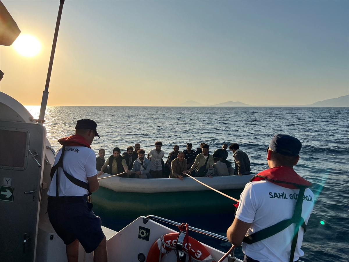 Muğla'da Sürüklenen Bottaki Göçmenler Denizden Kurtarıldı