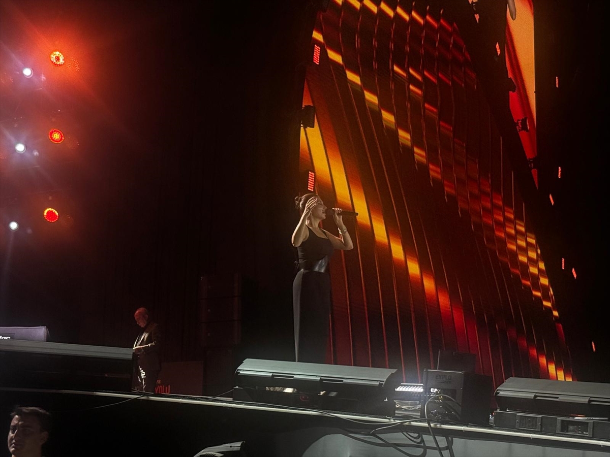 Ebru Yaşar'ın Bursa Performansı Büyüledi