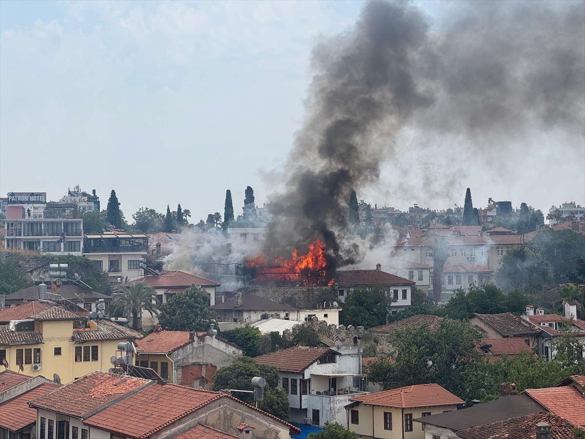 Antalya'nın Tarihi Kaleiçi'nde Şiddetli Yangın: Söndürme Çalışmaları Devam Ediyor