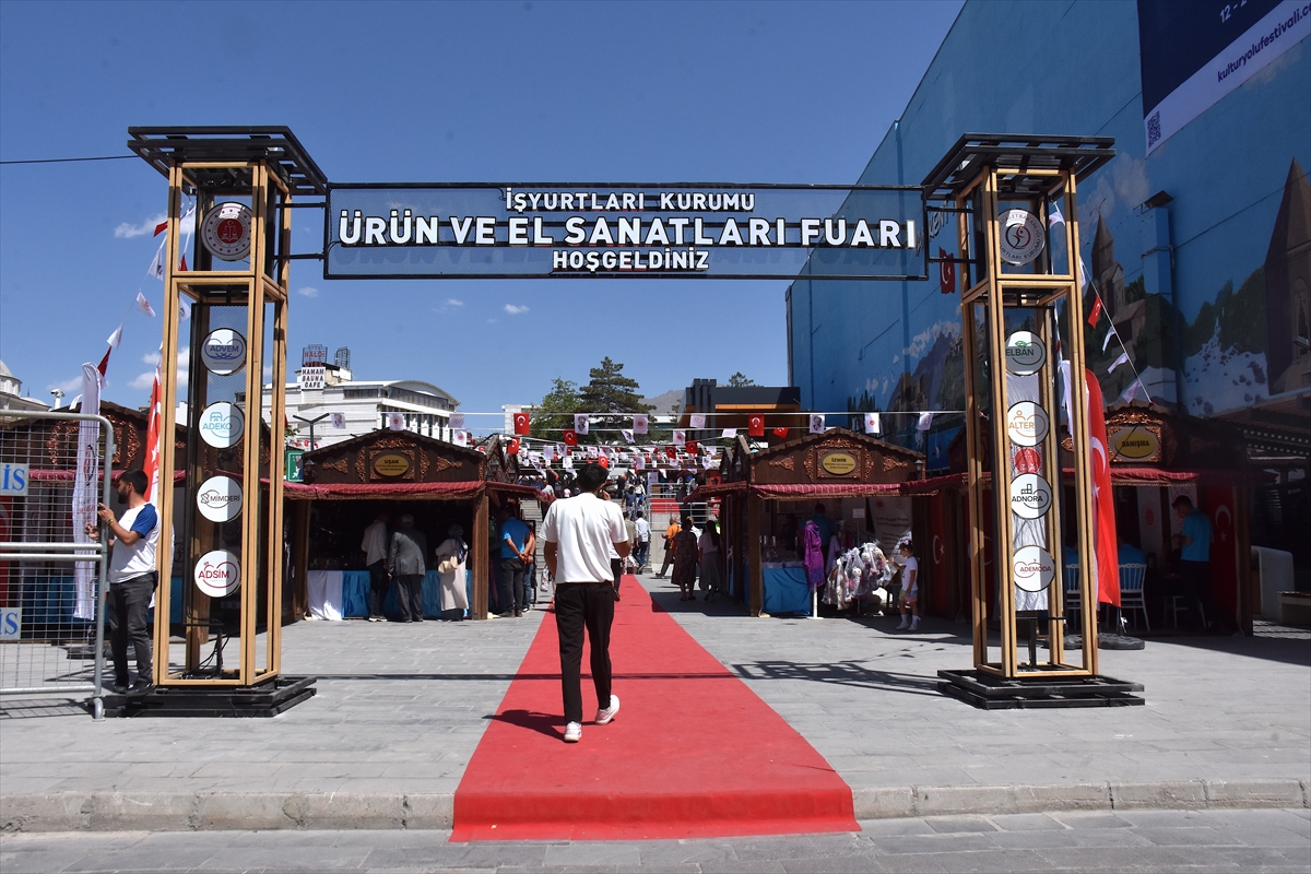 Van’da El Sanatları ve İşyurtları Ürünleri Fuarı Büyük İlgi Görüyor