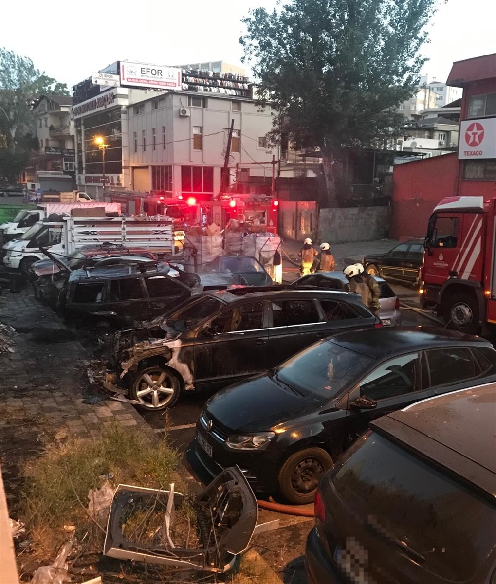 Ataşehir'de Büyük Kundaklama: Sanayi Sitesinde 10 Araç Yanarak Kül Oldu