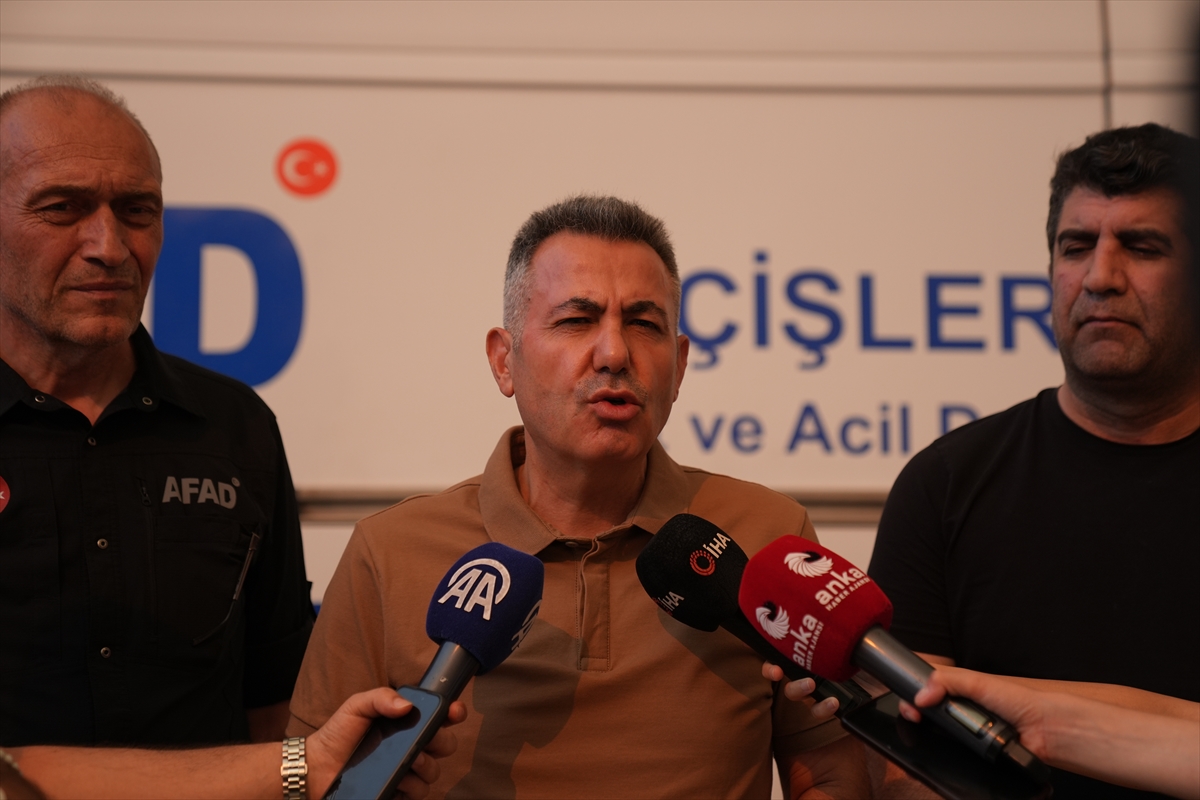 İzmir'de Orman Yangını Krizi Büyüyor: Seferihisar ve Menderes'te Zorlu Mücadele