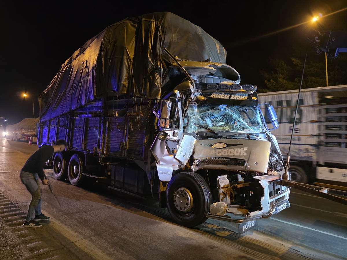 Adana-Pozantı Otoyolu'nda Trafik Kazası Ulaşımı Engelledi
