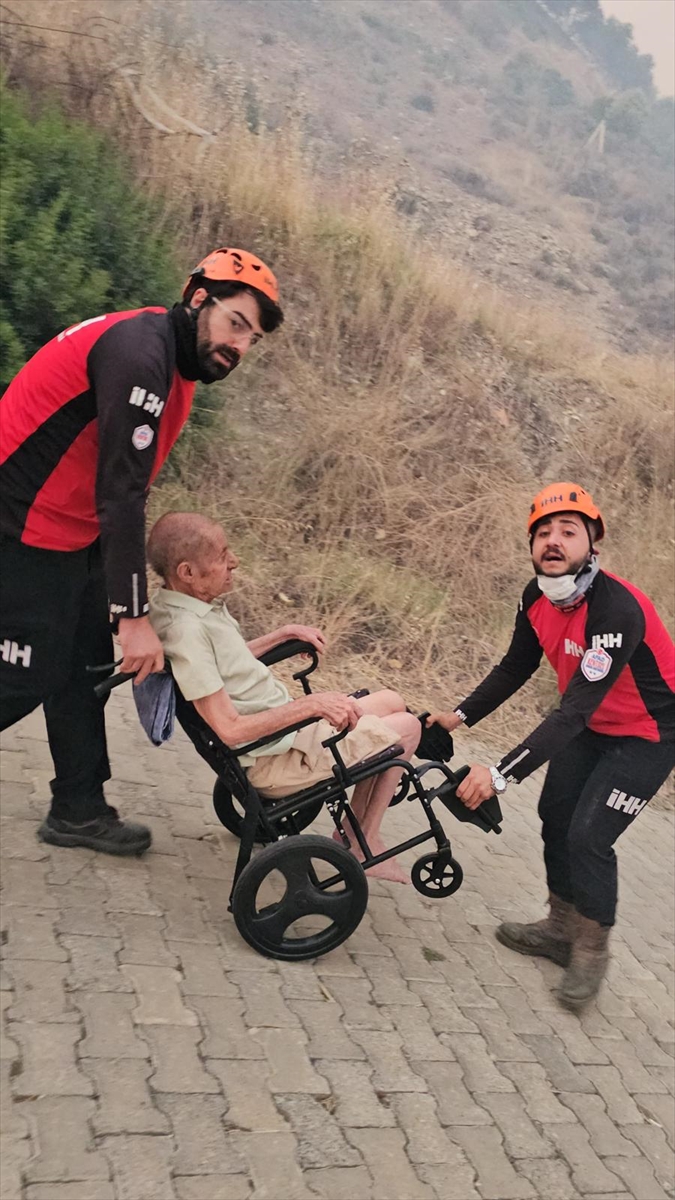 Seferihisar'da İHH Destanı: Engelli Vatandaş Yangından Kurtarıldı