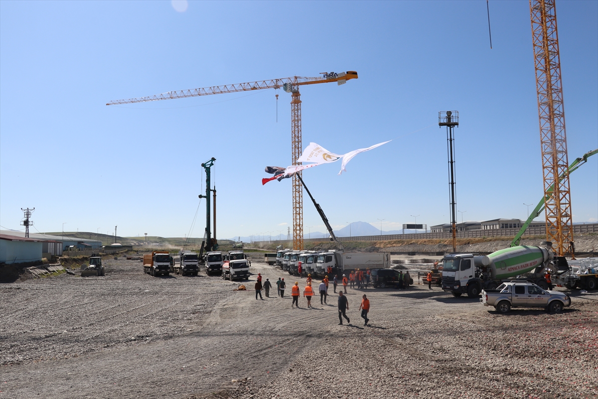 Ağrı'yı Turizm ve Ticaret Merkezi Yapacak V Mall Projesinin Temeli Atıldı