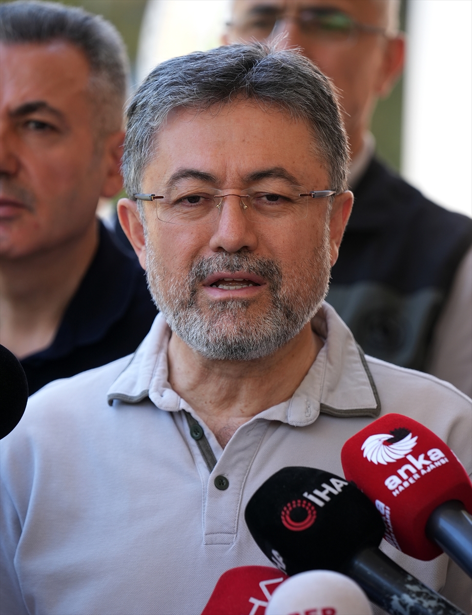 İzmir'deki Orman Yangınları Kontrol Altına Alınıyor: Bakan Yumaklı'dan Açıklamalar