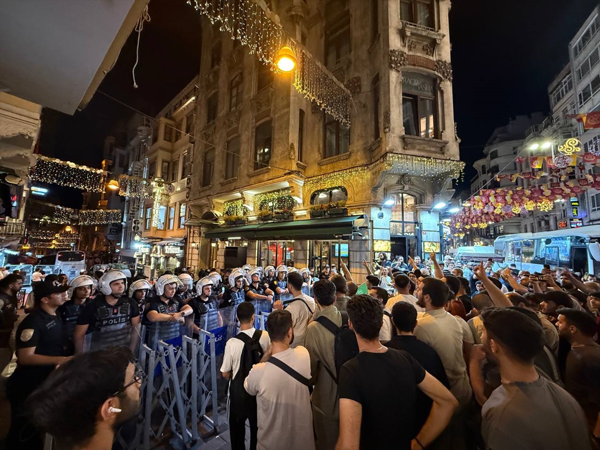 İstanbul'da STK'lerden Karikatür Tepkisi: İnancımıza Hakaret Kabul Edilemez