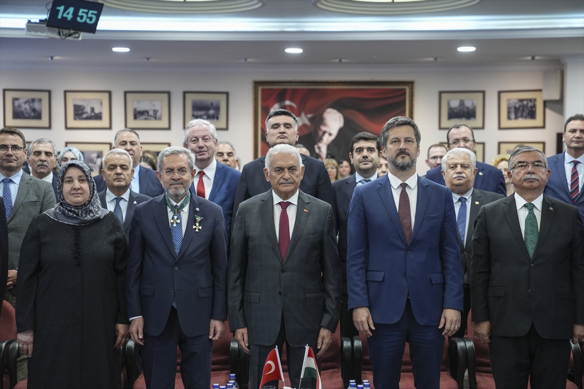 Rektör Ünüvar'a Macaristan'dan Önemli Şeref Madalyası