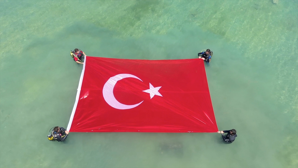 Van Gölü'nde Dalgıçlardan Anlamlı eylem: Türk Bayrağıyla Kutlama