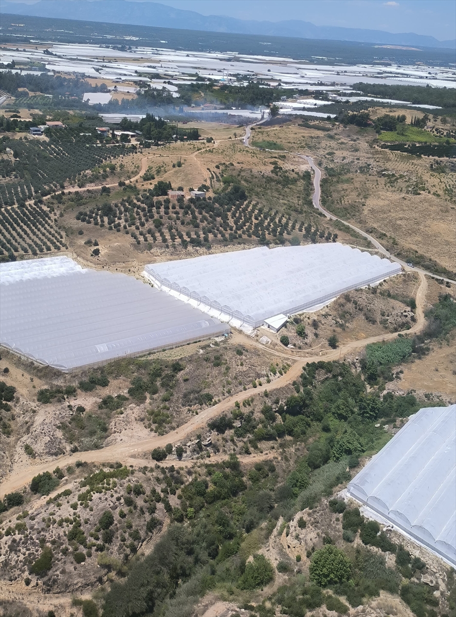 Antalya'nın Aksu İlçesinde Makilik Alanda Çıkan Yangın Söndürülmeye Çalışılıyor
