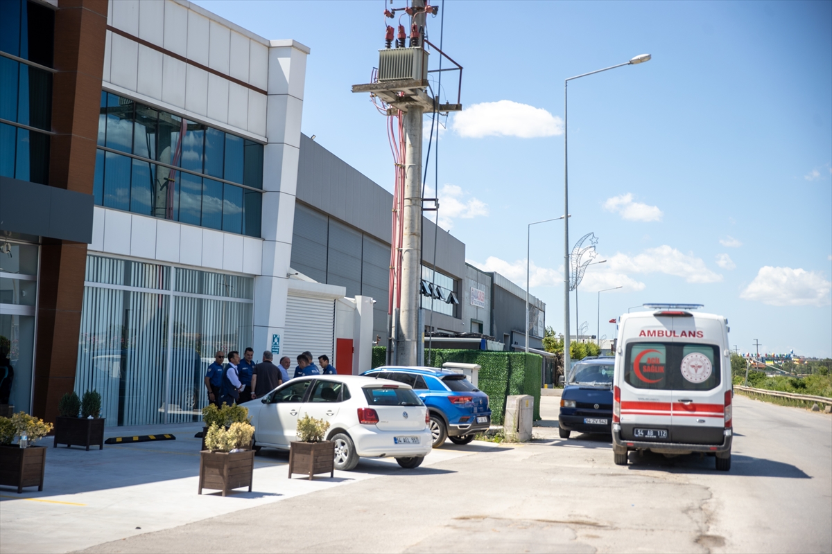 Sakarya'da Asma Tavan Çökmesi: İş Yerinde 3 Kişi Yaralandı