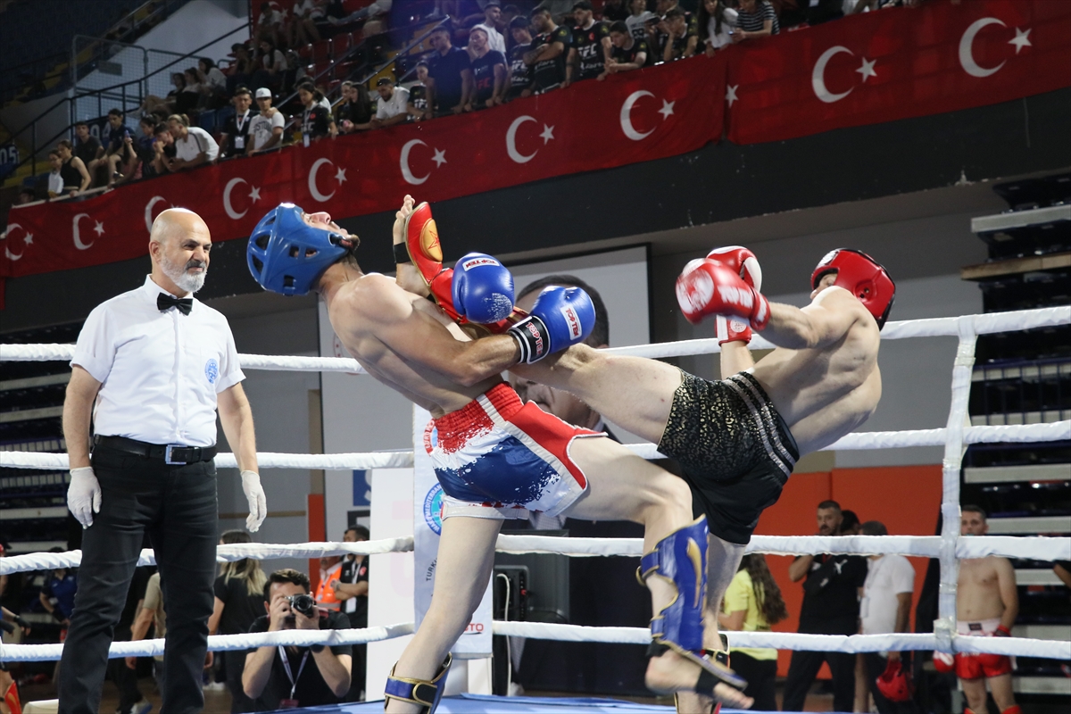 Türkiye Kick Boks Şampiyonası İzmir'de Başladı: Binlerce Sporcu Mücadele Ediyor