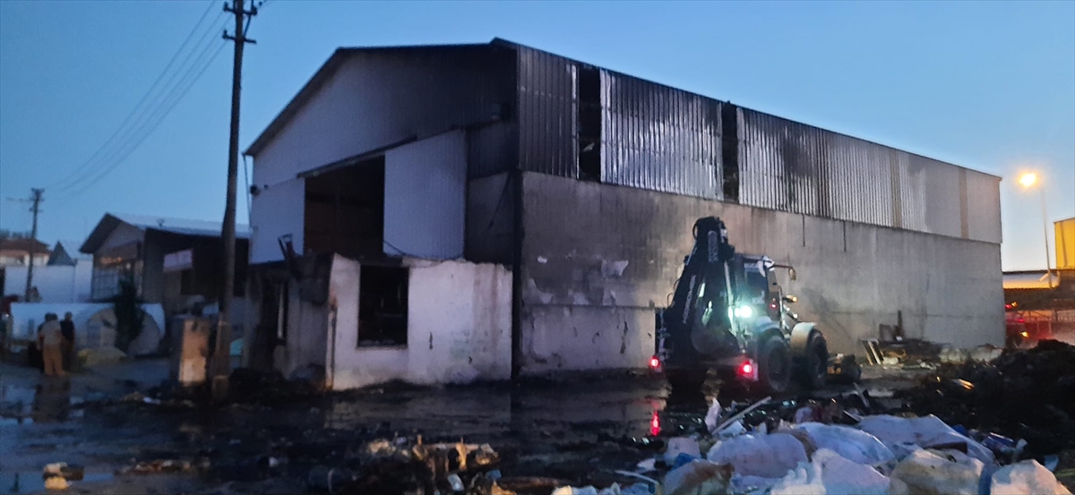 Burdur'da Motosiklet Yangını İşletmeye Sıçradı ve Kontrol Altına Alındı