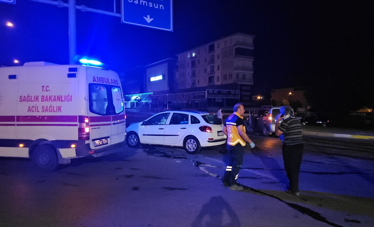 Çorum'da Kaza Hafif Ticari Araç ile Otomobil Çarpıştı Yaralılar Var