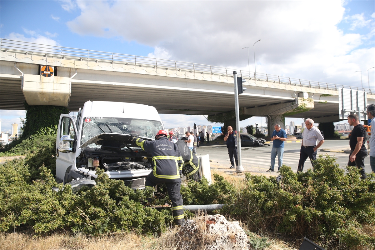 Kastamonu'da İlginç Kaza Minibüs ve Otomobilin Çarpışmasıyla 4 Kişi Hastaneye Kaldırıldı