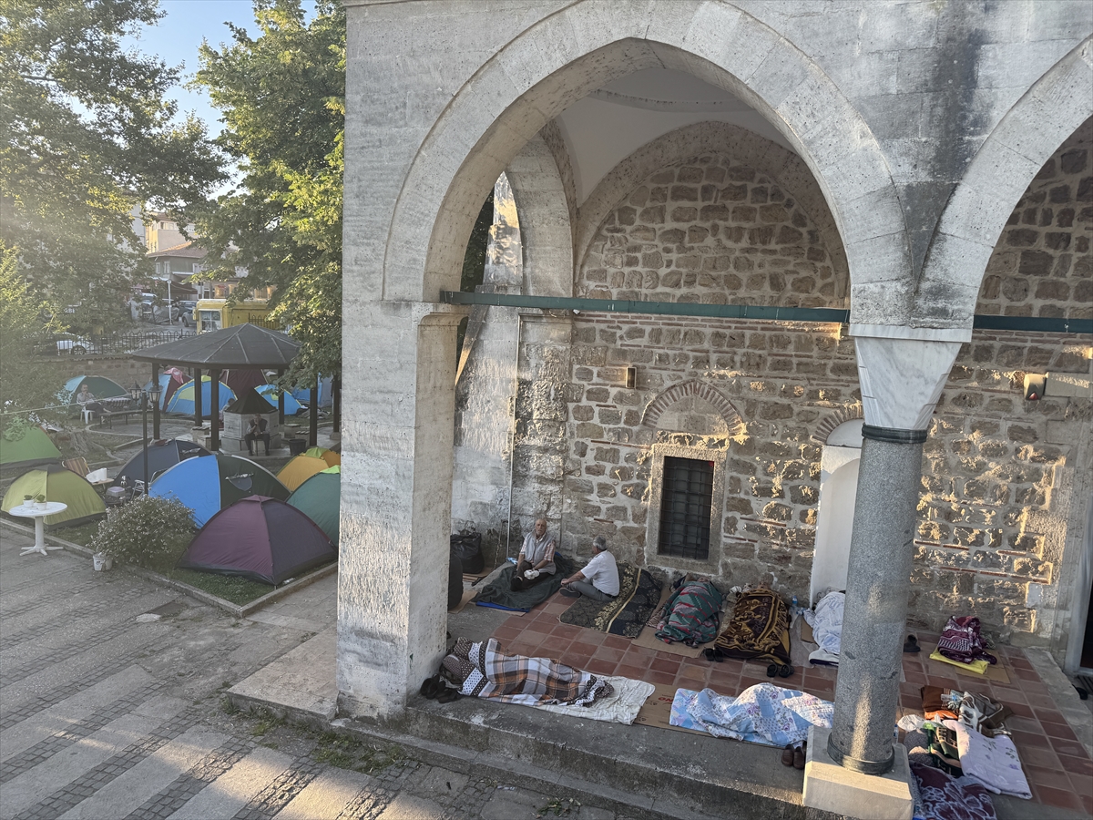 Kırkpınar Etkinliklerinde Otel Bulamayanlar Selimiye Cami Etrafında Kamp Kurdu