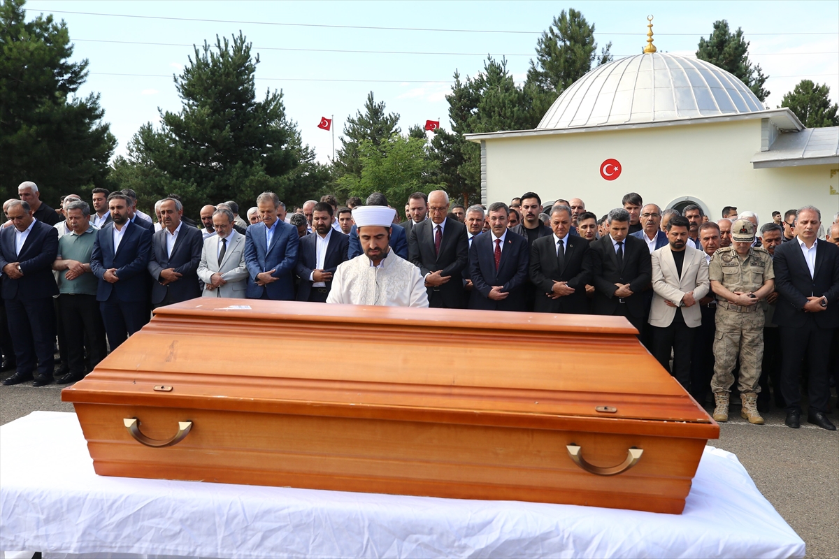 Cumhurbaşkanı Yardımcısı Cevdet Yılmaz Bingöl'de Yeğeninin Cenazesine Katıldı