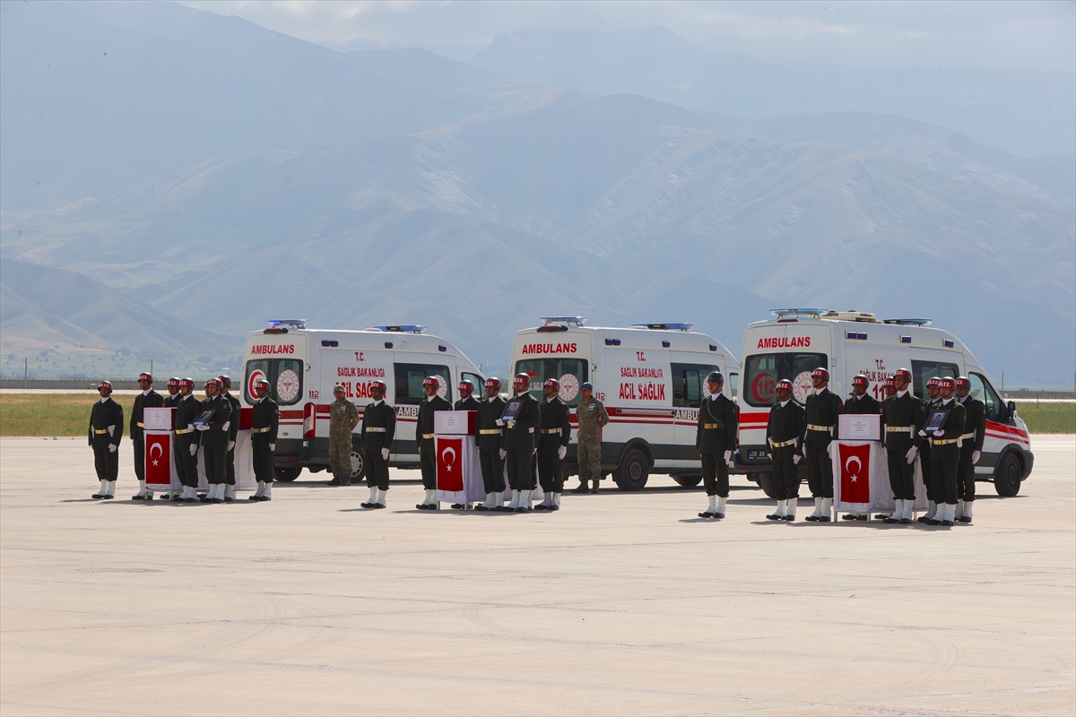 Hakkari'de Kahraman Askerler İçin Duygu Yüklü Tören
