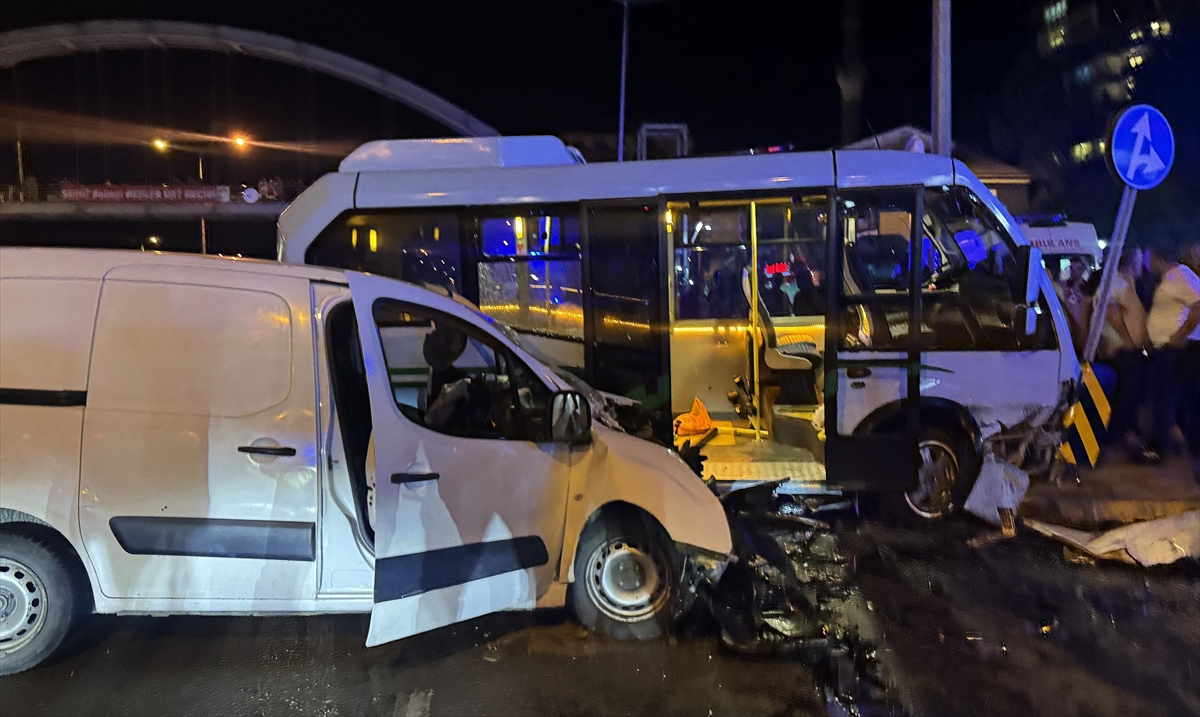 Rize'de Trafik Kazası Panik Yarattı 10 Kişi Yaralandı