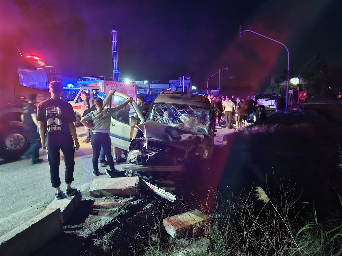 İzmir'de Felakete Yol Açan Trafik Kazaları: 1 Ölü, 15 Yaralı