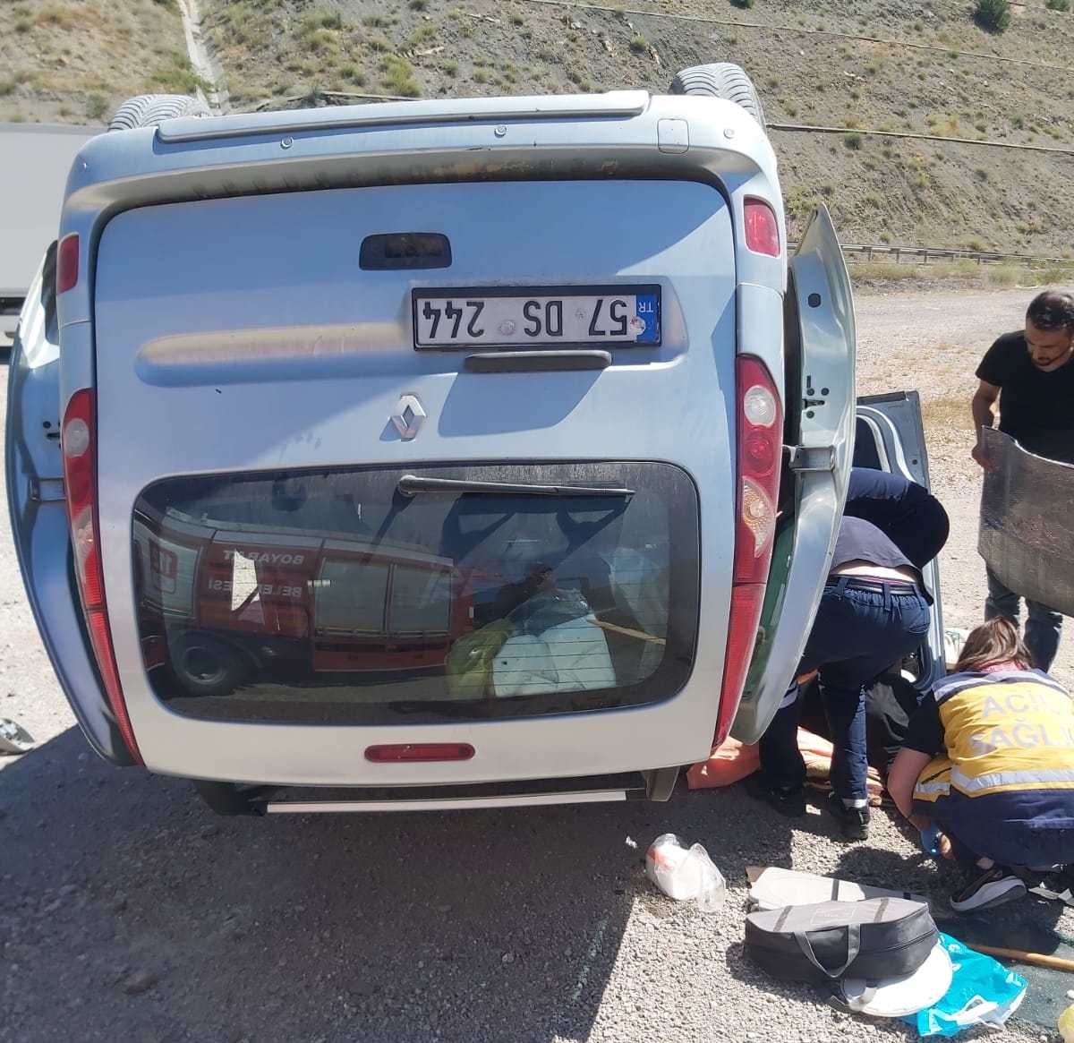 Sinop'ta Otomobil Kazası Üç Kişiyi Yaraladı