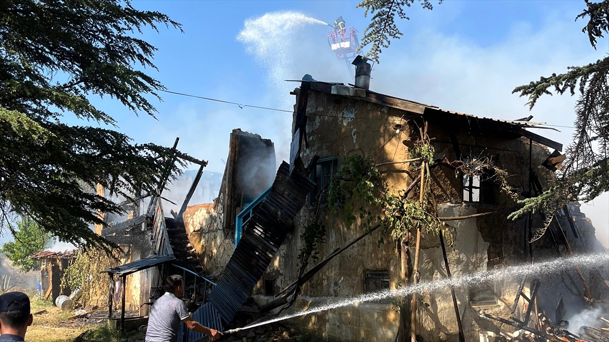 Isparta'nın Şarkikaraağaç İlçesinde Ahşap Ev Yangınında Korkutan Anlar