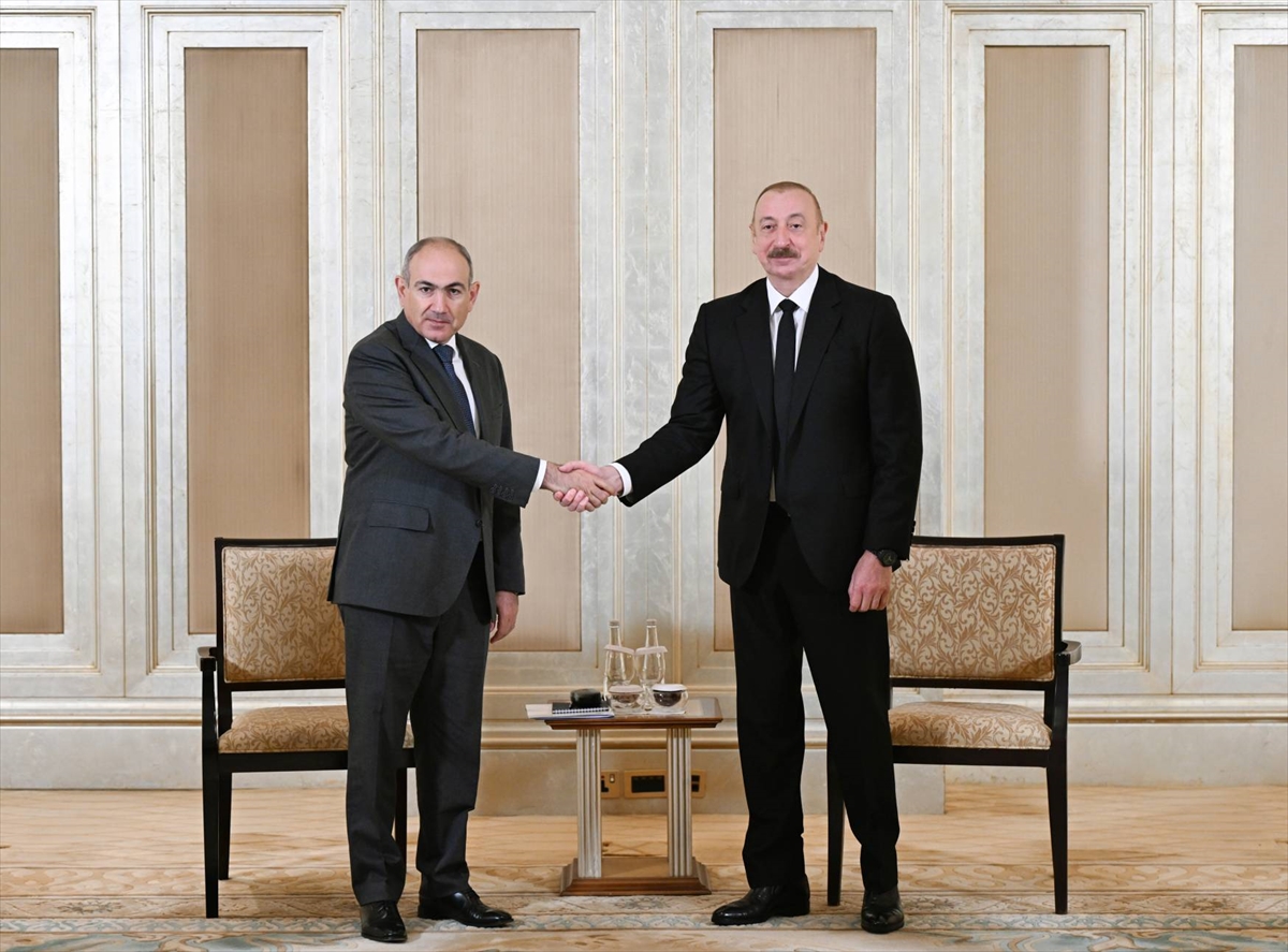 Aliyev ve Paşinyan Abu Dabi'de Barış İçin Buluştu