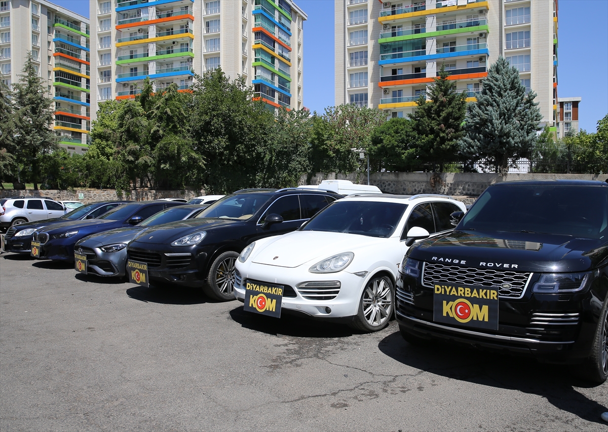 Diyarbakır'da 15 İli Kapsayan Operasyonda Lüks Araç Kaçakçılığına Darbe