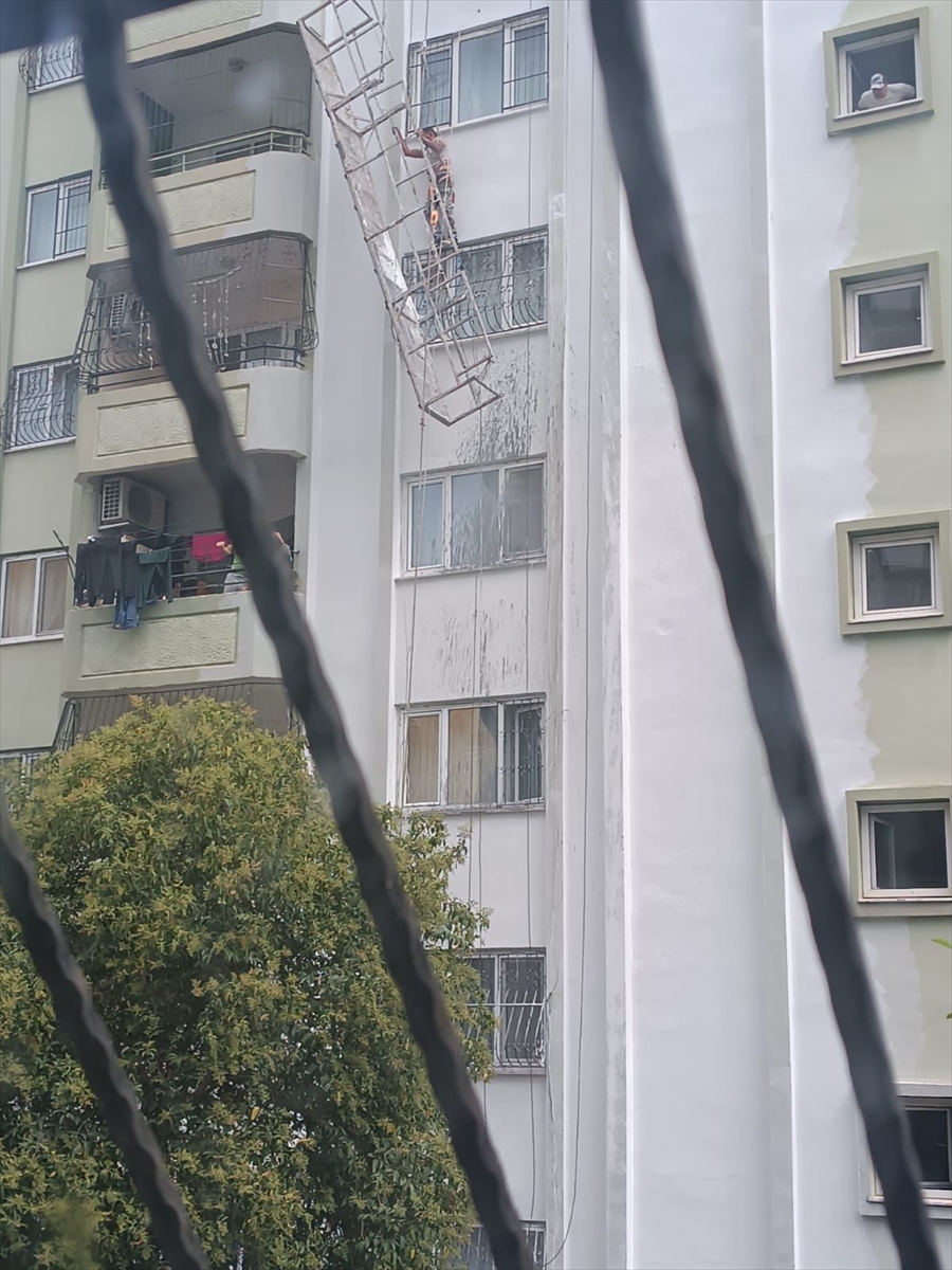 Adana'da İskelede Asılı Kalan İşçi Dramı: İtfaiyenin Hızlı Müdahalesi